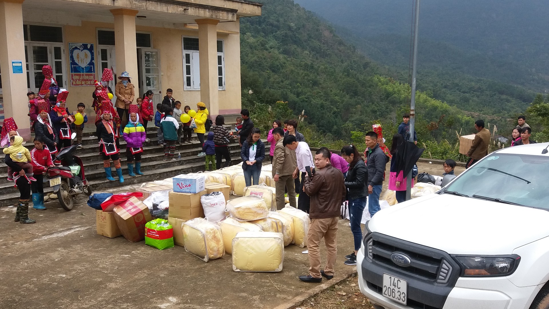 Chương trình "Áo ấm cho em" đến với trẻ em Bình Liêu 2017