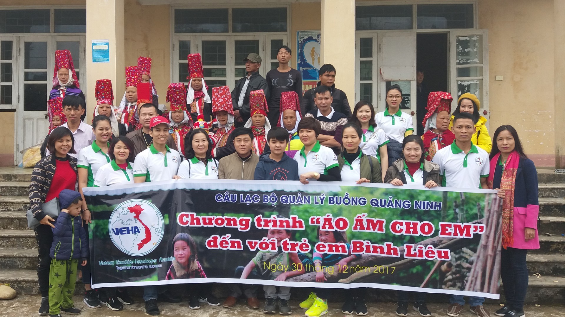 Chương trình "Áo ấm cho em" đến với trẻ em Bình Liêu 2017