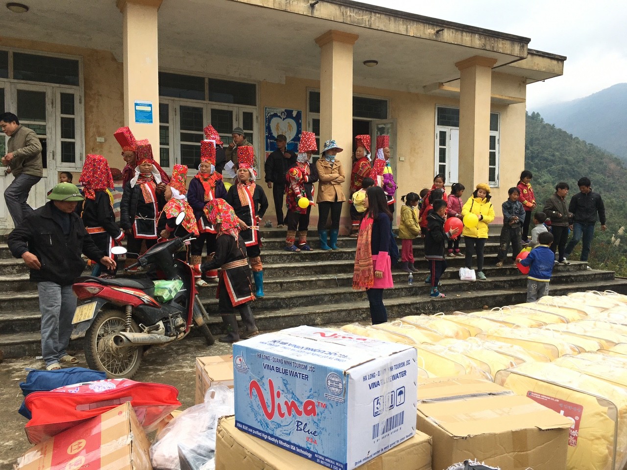 Chương trình "Áo ấm cho em" đến với trẻ em Bình Liêu 2017
