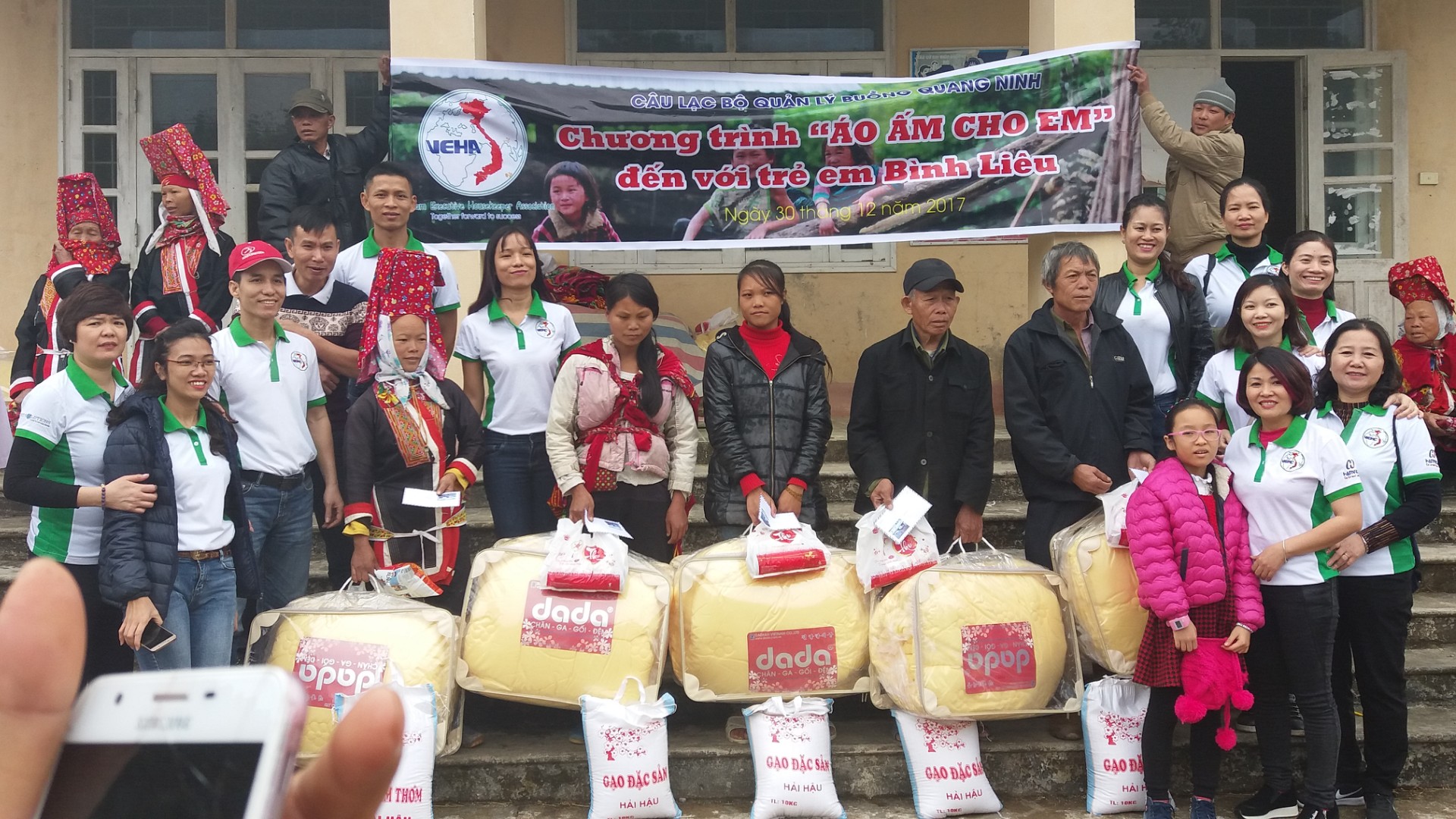 Chương trình "Áo ấm cho em" đến với trẻ em Bình Liêu 2017