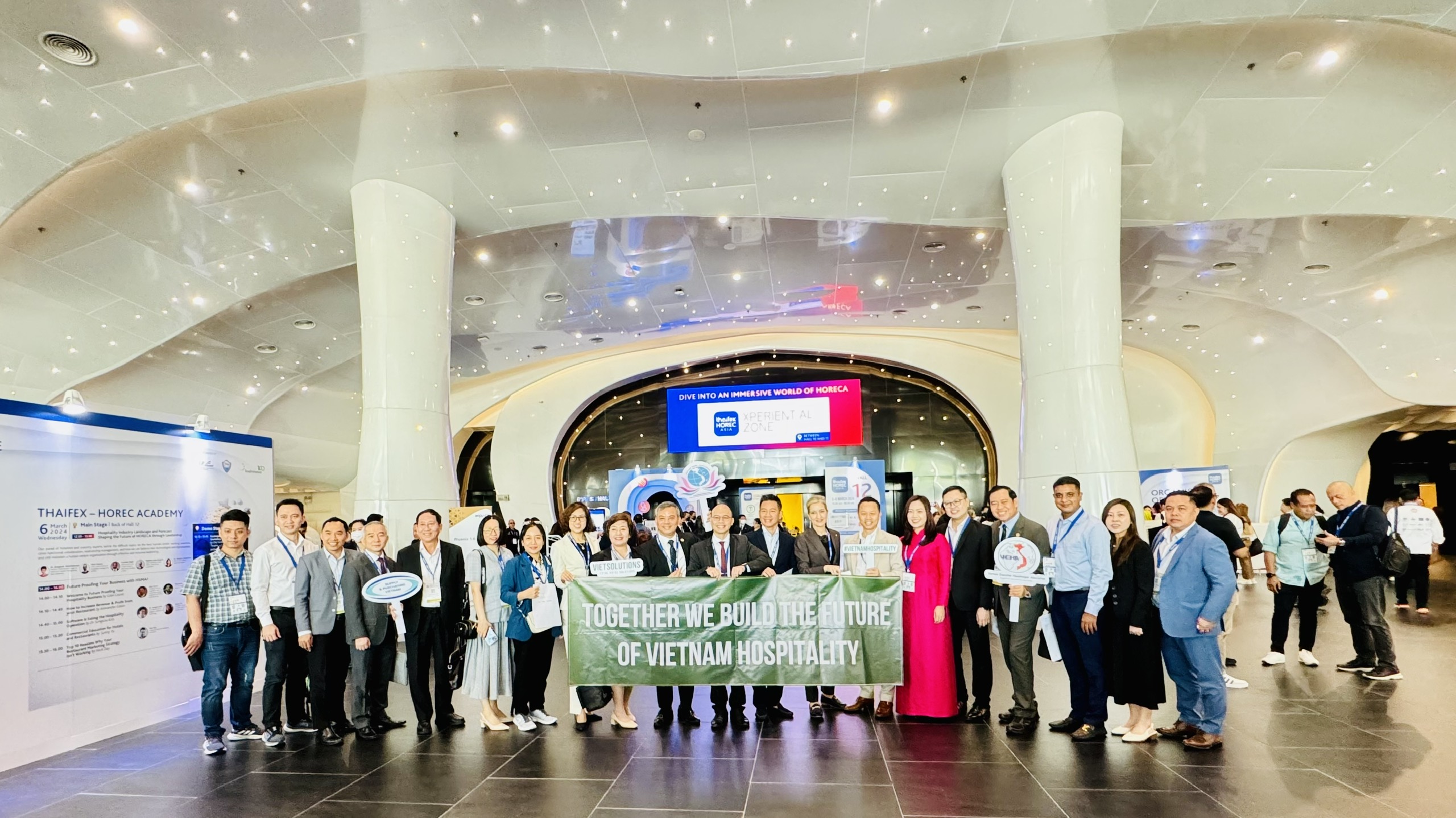 ĐOÀN CLB QUẢN LÝ BUỒNG VIỆT NAM THAM DỰ SỰ KIỆN THAIFEX HORECA ASIA 2024 TẠI BANGKOK THÁI LAN