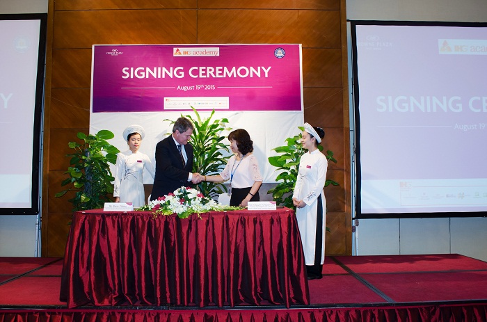 Khách sạn Crowne Plaza West Hanoi khởi động chương trình Học viện IHG