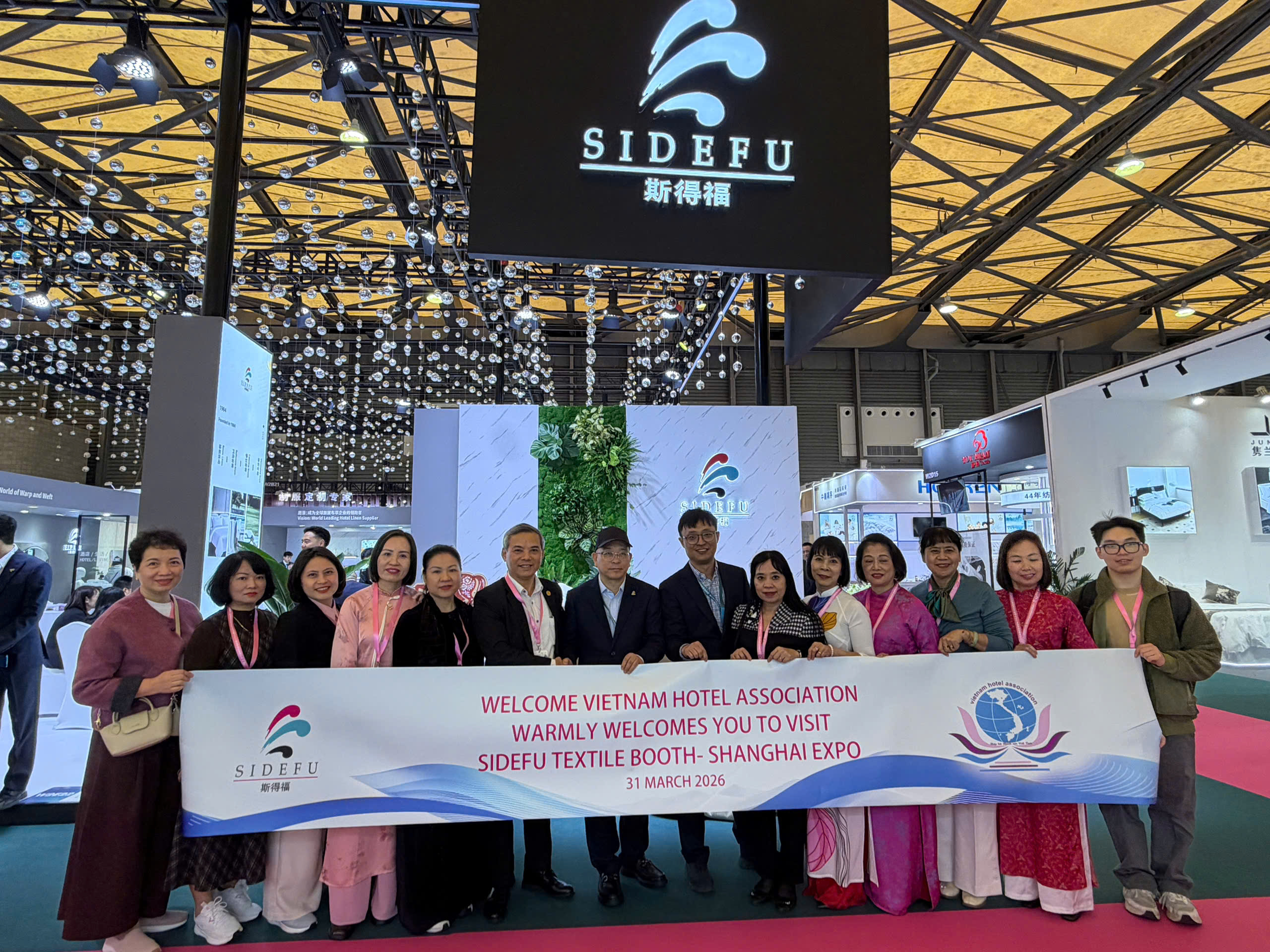 VIETNAM HOTEL ASSOCIATION DELEGATION ATTENDS TWO LEADING EXHIBITIONS IN SHANGHAI, STRENGTHENING CONNECTIONS AND UPDATING INDUSTRY TRENDS